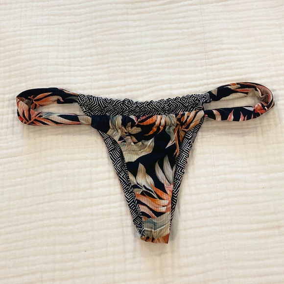 Rip curl size small reversible bikini bottom. Black and white geometric, floral - Picture 1 of 5